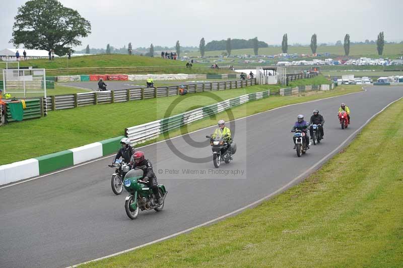 Mallory park Leicestershire;Mallory park photographs;Motorcycle action photographs;classic bikes;event digital images;eventdigitalimages;mallory park;no limits trackday;peter wileman photography;vintage bikes;vintage motorcycles;vmcc festival 1000 bikes