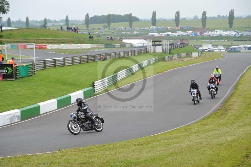 Mallory park Leicestershire;Mallory park photographs;Motorcycle action photographs;classic bikes;event digital images;eventdigitalimages;mallory park;no limits trackday;peter wileman photography;vintage bikes;vintage motorcycles;vmcc festival 1000 bikes