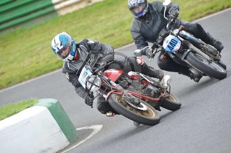 Mallory park Leicestershire;Mallory park photographs;Motorcycle action photographs;classic bikes;event digital images;eventdigitalimages;mallory park;no limits trackday;peter wileman photography;vintage bikes;vintage motorcycles;vmcc festival 1000 bikes