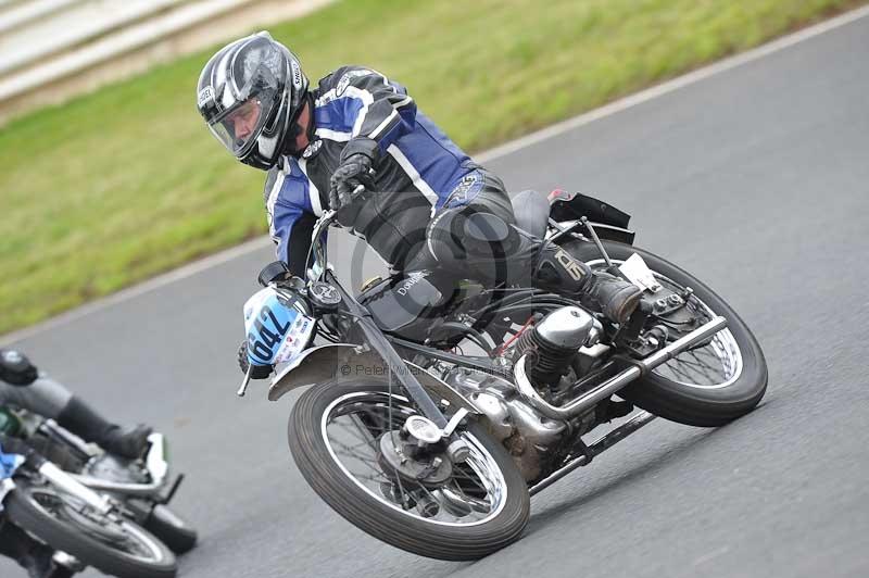 Mallory park Leicestershire;Mallory park photographs;Motorcycle action photographs;classic bikes;event digital images;eventdigitalimages;mallory park;no limits trackday;peter wileman photography;vintage bikes;vintage motorcycles;vmcc festival 1000 bikes