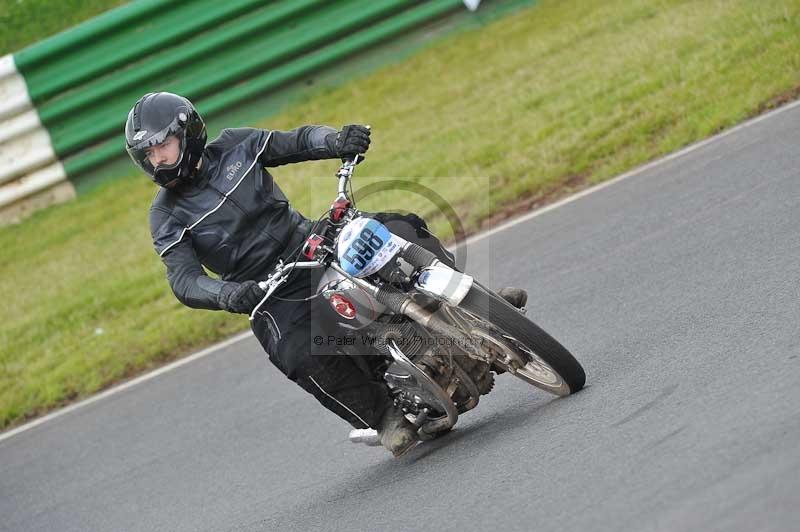 Mallory park Leicestershire;Mallory park photographs;Motorcycle action photographs;classic bikes;event digital images;eventdigitalimages;mallory park;no limits trackday;peter wileman photography;vintage bikes;vintage motorcycles;vmcc festival 1000 bikes