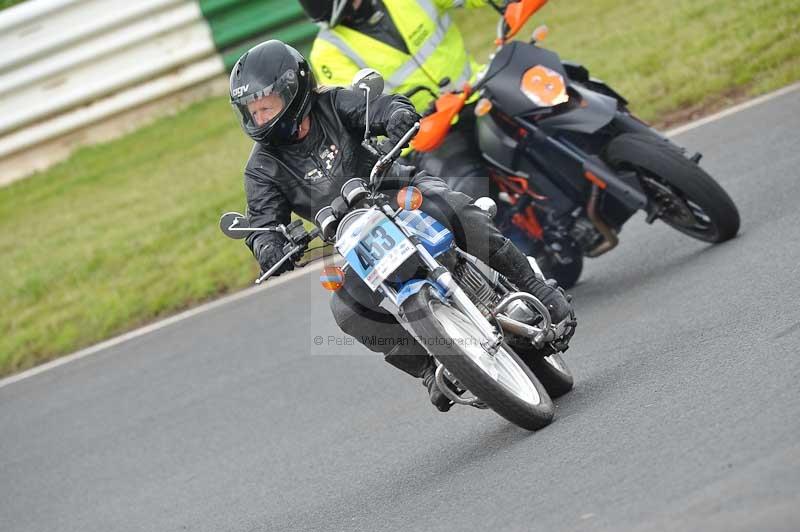 Mallory park Leicestershire;Mallory park photographs;Motorcycle action photographs;classic bikes;event digital images;eventdigitalimages;mallory park;no limits trackday;peter wileman photography;vintage bikes;vintage motorcycles;vmcc festival 1000 bikes