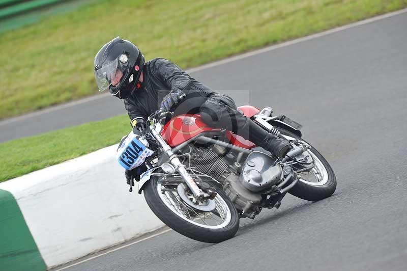 Mallory park Leicestershire;Mallory park photographs;Motorcycle action photographs;classic bikes;event digital images;eventdigitalimages;mallory park;no limits trackday;peter wileman photography;vintage bikes;vintage motorcycles;vmcc festival 1000 bikes