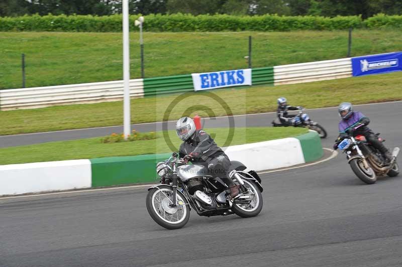 Mallory park Leicestershire;Mallory park photographs;Motorcycle action photographs;classic bikes;event digital images;eventdigitalimages;mallory park;no limits trackday;peter wileman photography;vintage bikes;vintage motorcycles;vmcc festival 1000 bikes