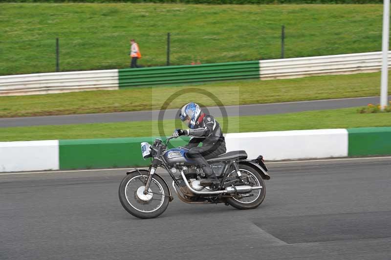 Mallory park Leicestershire;Mallory park photographs;Motorcycle action photographs;classic bikes;event digital images;eventdigitalimages;mallory park;no limits trackday;peter wileman photography;vintage bikes;vintage motorcycles;vmcc festival 1000 bikes