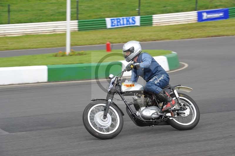 Mallory park Leicestershire;Mallory park photographs;Motorcycle action photographs;classic bikes;event digital images;eventdigitalimages;mallory park;no limits trackday;peter wileman photography;vintage bikes;vintage motorcycles;vmcc festival 1000 bikes