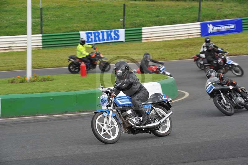 Mallory park Leicestershire;Mallory park photographs;Motorcycle action photographs;classic bikes;event digital images;eventdigitalimages;mallory park;no limits trackday;peter wileman photography;vintage bikes;vintage motorcycles;vmcc festival 1000 bikes