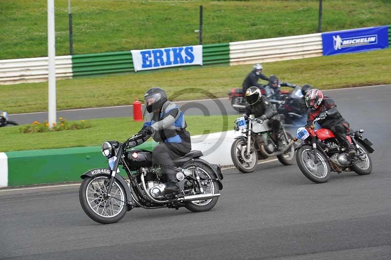 Mallory park Leicestershire;Mallory park photographs;Motorcycle action photographs;classic bikes;event digital images;eventdigitalimages;mallory park;no limits trackday;peter wileman photography;vintage bikes;vintage motorcycles;vmcc festival 1000 bikes