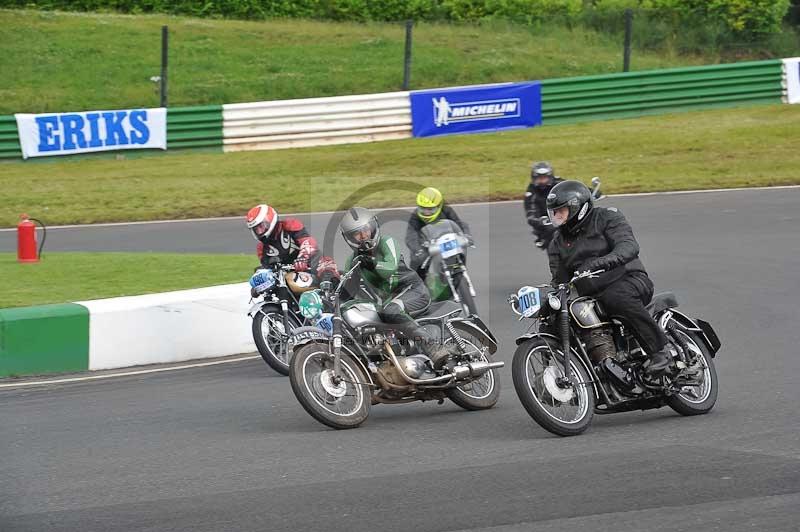 Mallory park Leicestershire;Mallory park photographs;Motorcycle action photographs;classic bikes;event digital images;eventdigitalimages;mallory park;no limits trackday;peter wileman photography;vintage bikes;vintage motorcycles;vmcc festival 1000 bikes