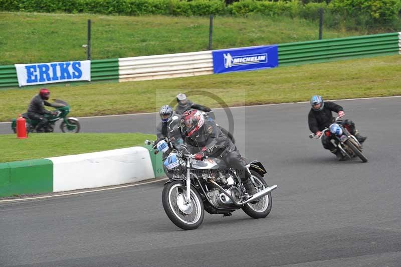 Mallory park Leicestershire;Mallory park photographs;Motorcycle action photographs;classic bikes;event digital images;eventdigitalimages;mallory park;no limits trackday;peter wileman photography;vintage bikes;vintage motorcycles;vmcc festival 1000 bikes