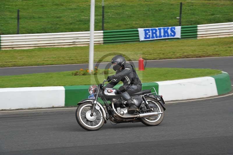 Mallory park Leicestershire;Mallory park photographs;Motorcycle action photographs;classic bikes;event digital images;eventdigitalimages;mallory park;no limits trackday;peter wileman photography;vintage bikes;vintage motorcycles;vmcc festival 1000 bikes