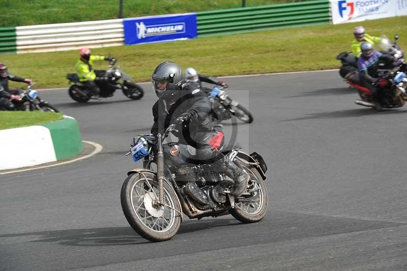 Mallory park Leicestershire;Mallory park photographs;Motorcycle action photographs;classic bikes;event digital images;eventdigitalimages;mallory park;no limits trackday;peter wileman photography;vintage bikes;vintage motorcycles;vmcc festival 1000 bikes