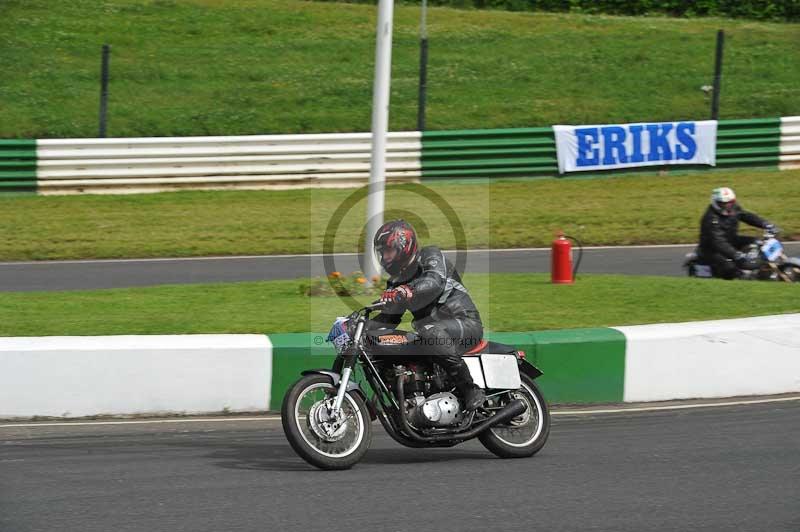 Mallory park Leicestershire;Mallory park photographs;Motorcycle action photographs;classic bikes;event digital images;eventdigitalimages;mallory park;no limits trackday;peter wileman photography;vintage bikes;vintage motorcycles;vmcc festival 1000 bikes