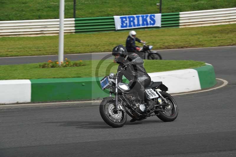Mallory park Leicestershire;Mallory park photographs;Motorcycle action photographs;classic bikes;event digital images;eventdigitalimages;mallory park;no limits trackday;peter wileman photography;vintage bikes;vintage motorcycles;vmcc festival 1000 bikes