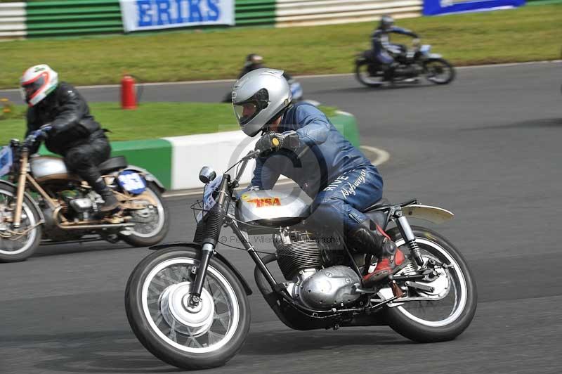 Mallory park Leicestershire;Mallory park photographs;Motorcycle action photographs;classic bikes;event digital images;eventdigitalimages;mallory park;no limits trackday;peter wileman photography;vintage bikes;vintage motorcycles;vmcc festival 1000 bikes