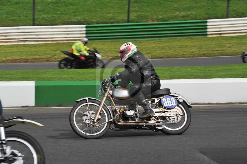 Mallory park Leicestershire;Mallory park photographs;Motorcycle action photographs;classic bikes;event digital images;eventdigitalimages;mallory park;no limits trackday;peter wileman photography;vintage bikes;vintage motorcycles;vmcc festival 1000 bikes