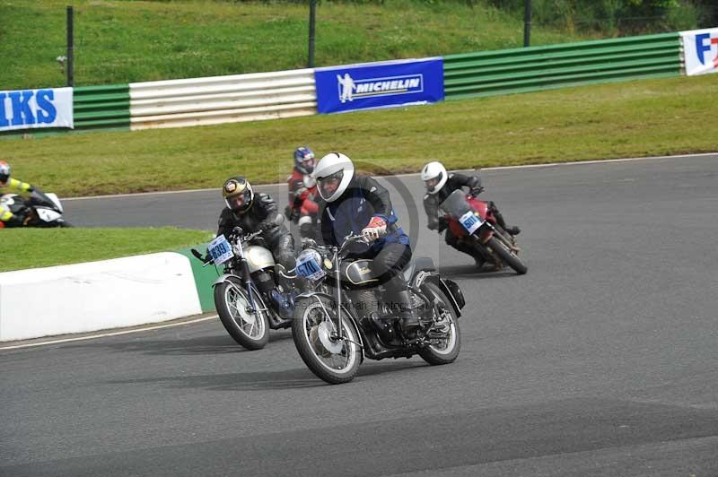 Mallory park Leicestershire;Mallory park photographs;Motorcycle action photographs;classic bikes;event digital images;eventdigitalimages;mallory park;no limits trackday;peter wileman photography;vintage bikes;vintage motorcycles;vmcc festival 1000 bikes