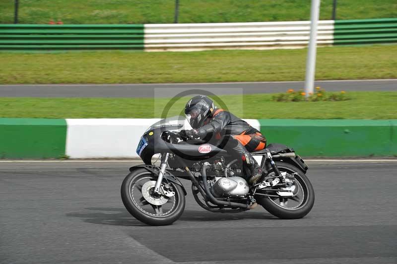 Mallory park Leicestershire;Mallory park photographs;Motorcycle action photographs;classic bikes;event digital images;eventdigitalimages;mallory park;no limits trackday;peter wileman photography;vintage bikes;vintage motorcycles;vmcc festival 1000 bikes