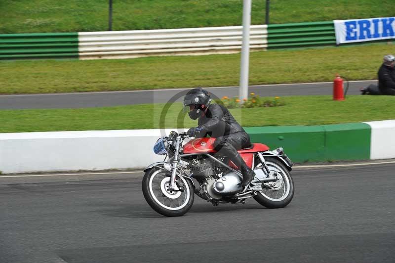 Mallory park Leicestershire;Mallory park photographs;Motorcycle action photographs;classic bikes;event digital images;eventdigitalimages;mallory park;no limits trackday;peter wileman photography;vintage bikes;vintage motorcycles;vmcc festival 1000 bikes
