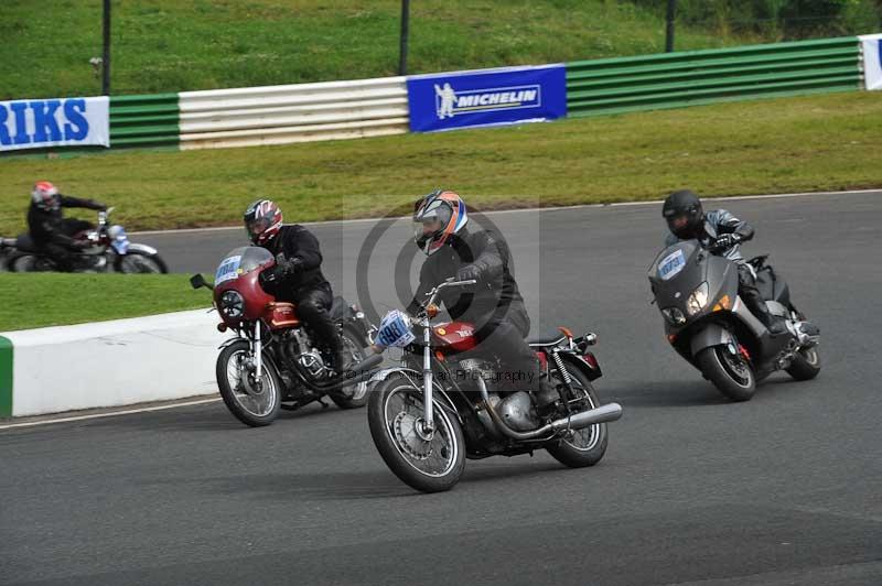 Mallory park Leicestershire;Mallory park photographs;Motorcycle action photographs;classic bikes;event digital images;eventdigitalimages;mallory park;no limits trackday;peter wileman photography;vintage bikes;vintage motorcycles;vmcc festival 1000 bikes
