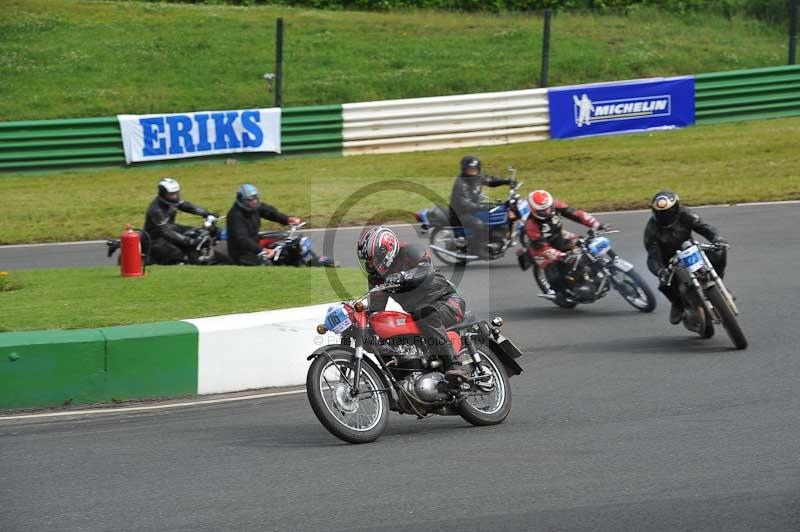 Mallory park Leicestershire;Mallory park photographs;Motorcycle action photographs;classic bikes;event digital images;eventdigitalimages;mallory park;no limits trackday;peter wileman photography;vintage bikes;vintage motorcycles;vmcc festival 1000 bikes