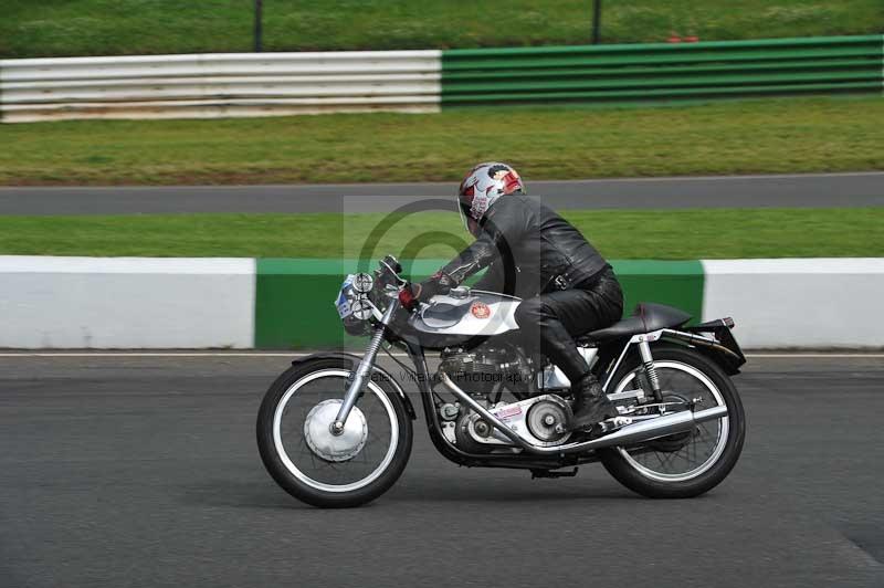Mallory park Leicestershire;Mallory park photographs;Motorcycle action photographs;classic bikes;event digital images;eventdigitalimages;mallory park;no limits trackday;peter wileman photography;vintage bikes;vintage motorcycles;vmcc festival 1000 bikes