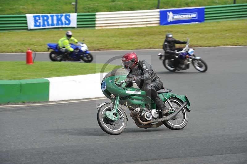 Mallory park Leicestershire;Mallory park photographs;Motorcycle action photographs;classic bikes;event digital images;eventdigitalimages;mallory park;no limits trackday;peter wileman photography;vintage bikes;vintage motorcycles;vmcc festival 1000 bikes