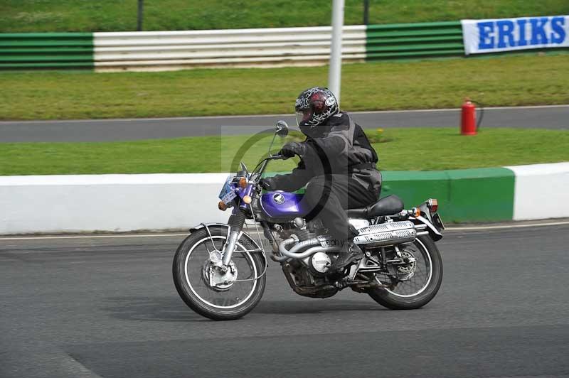 Mallory park Leicestershire;Mallory park photographs;Motorcycle action photographs;classic bikes;event digital images;eventdigitalimages;mallory park;no limits trackday;peter wileman photography;vintage bikes;vintage motorcycles;vmcc festival 1000 bikes