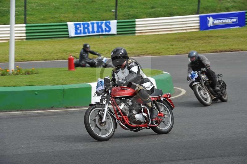Mallory park Leicestershire;Mallory park photographs;Motorcycle action photographs;classic bikes;event digital images;eventdigitalimages;mallory park;no limits trackday;peter wileman photography;vintage bikes;vintage motorcycles;vmcc festival 1000 bikes