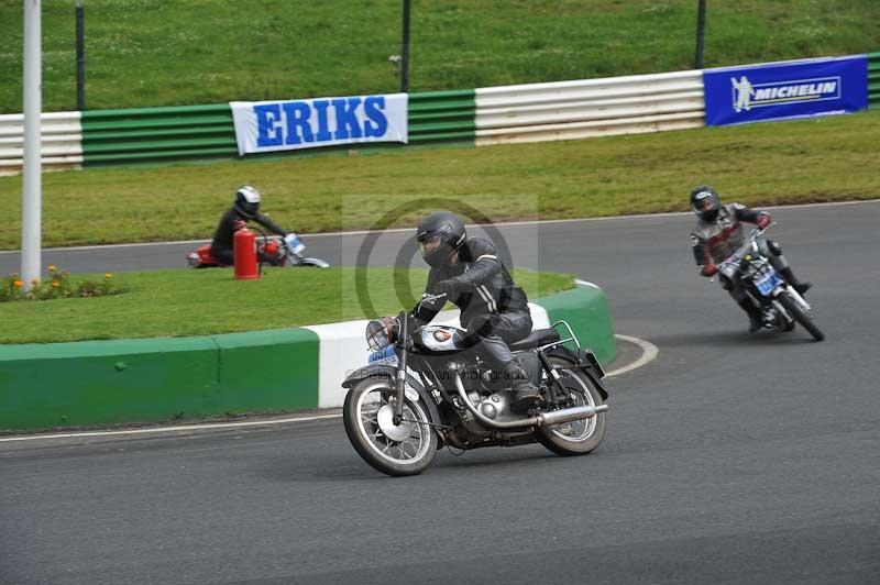 Mallory park Leicestershire;Mallory park photographs;Motorcycle action photographs;classic bikes;event digital images;eventdigitalimages;mallory park;no limits trackday;peter wileman photography;vintage bikes;vintage motorcycles;vmcc festival 1000 bikes