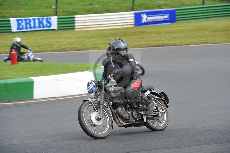 Mallory park Leicestershire;Mallory park photographs;Motorcycle action photographs;classic bikes;event digital images;eventdigitalimages;mallory park;no limits trackday;peter wileman photography;vintage bikes;vintage motorcycles;vmcc festival 1000 bikes