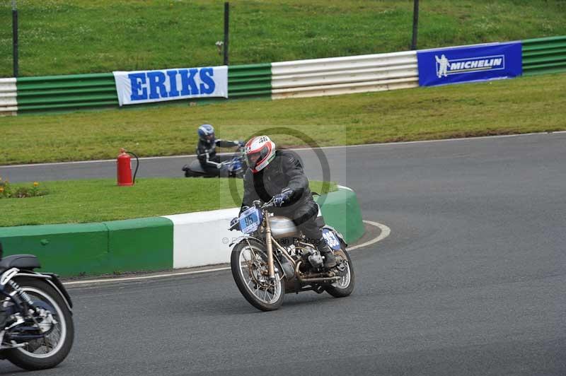 Mallory park Leicestershire;Mallory park photographs;Motorcycle action photographs;classic bikes;event digital images;eventdigitalimages;mallory park;no limits trackday;peter wileman photography;vintage bikes;vintage motorcycles;vmcc festival 1000 bikes