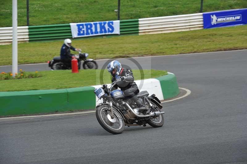 Mallory park Leicestershire;Mallory park photographs;Motorcycle action photographs;classic bikes;event digital images;eventdigitalimages;mallory park;no limits trackday;peter wileman photography;vintage bikes;vintage motorcycles;vmcc festival 1000 bikes