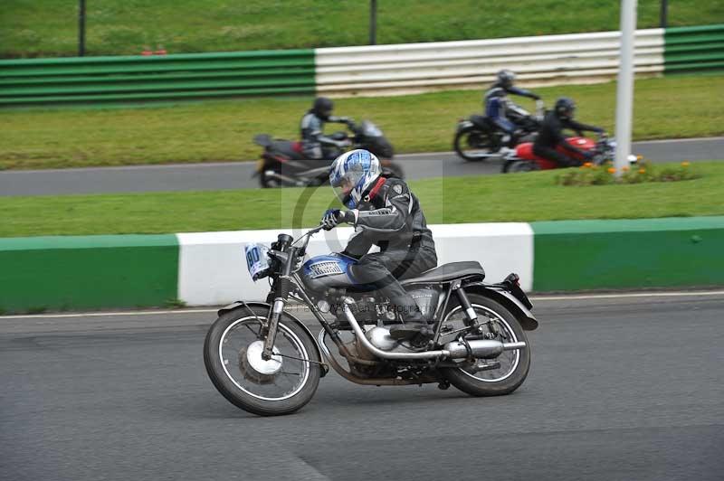 Mallory park Leicestershire;Mallory park photographs;Motorcycle action photographs;classic bikes;event digital images;eventdigitalimages;mallory park;no limits trackday;peter wileman photography;vintage bikes;vintage motorcycles;vmcc festival 1000 bikes