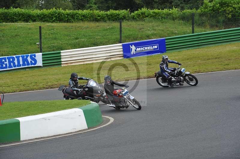 Mallory park Leicestershire;Mallory park photographs;Motorcycle action photographs;classic bikes;event digital images;eventdigitalimages;mallory park;no limits trackday;peter wileman photography;vintage bikes;vintage motorcycles;vmcc festival 1000 bikes