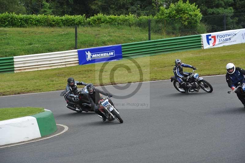 Mallory park Leicestershire;Mallory park photographs;Motorcycle action photographs;classic bikes;event digital images;eventdigitalimages;mallory park;no limits trackday;peter wileman photography;vintage bikes;vintage motorcycles;vmcc festival 1000 bikes