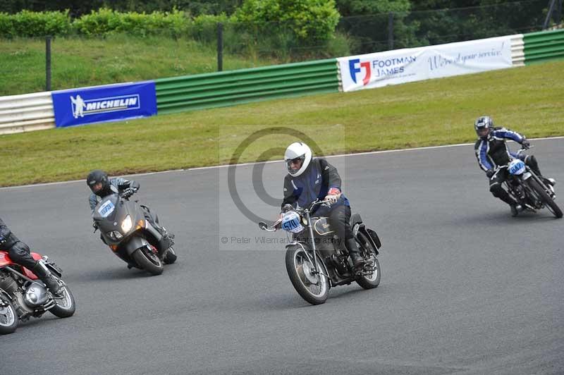 Mallory park Leicestershire;Mallory park photographs;Motorcycle action photographs;classic bikes;event digital images;eventdigitalimages;mallory park;no limits trackday;peter wileman photography;vintage bikes;vintage motorcycles;vmcc festival 1000 bikes