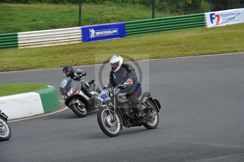 Mallory park Leicestershire;Mallory park photographs;Motorcycle action photographs;classic bikes;event digital images;eventdigitalimages;mallory park;no limits trackday;peter wileman photography;vintage bikes;vintage motorcycles;vmcc festival 1000 bikes
