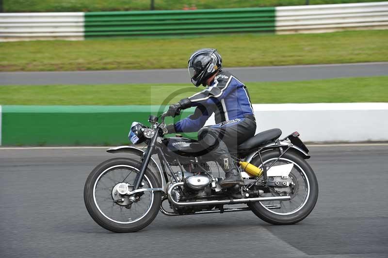 Mallory park Leicestershire;Mallory park photographs;Motorcycle action photographs;classic bikes;event digital images;eventdigitalimages;mallory park;no limits trackday;peter wileman photography;vintage bikes;vintage motorcycles;vmcc festival 1000 bikes