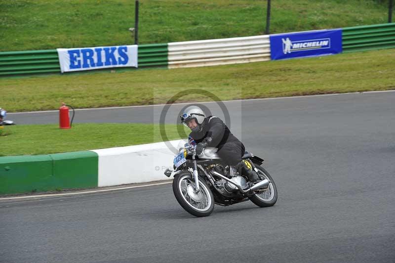 Mallory park Leicestershire;Mallory park photographs;Motorcycle action photographs;classic bikes;event digital images;eventdigitalimages;mallory park;no limits trackday;peter wileman photography;vintage bikes;vintage motorcycles;vmcc festival 1000 bikes