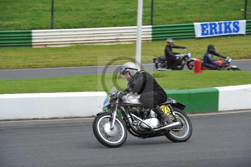 Mallory park Leicestershire;Mallory park photographs;Motorcycle action photographs;classic bikes;event digital images;eventdigitalimages;mallory park;no limits trackday;peter wileman photography;vintage bikes;vintage motorcycles;vmcc festival 1000 bikes