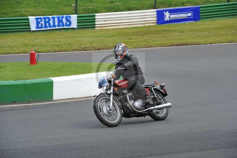 Mallory park Leicestershire;Mallory park photographs;Motorcycle action photographs;classic bikes;event digital images;eventdigitalimages;mallory park;no limits trackday;peter wileman photography;vintage bikes;vintage motorcycles;vmcc festival 1000 bikes