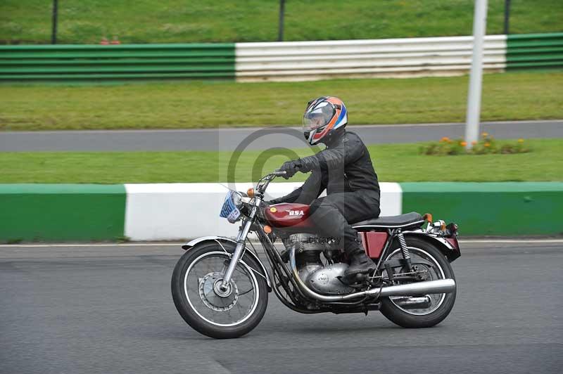 Mallory park Leicestershire;Mallory park photographs;Motorcycle action photographs;classic bikes;event digital images;eventdigitalimages;mallory park;no limits trackday;peter wileman photography;vintage bikes;vintage motorcycles;vmcc festival 1000 bikes