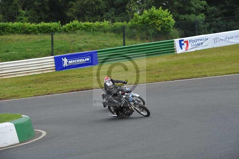 Mallory park Leicestershire;Mallory park photographs;Motorcycle action photographs;classic bikes;event digital images;eventdigitalimages;mallory park;no limits trackday;peter wileman photography;vintage bikes;vintage motorcycles;vmcc festival 1000 bikes