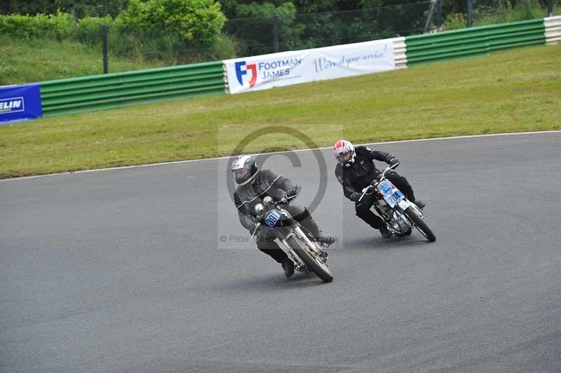 Mallory park Leicestershire;Mallory park photographs;Motorcycle action photographs;classic bikes;event digital images;eventdigitalimages;mallory park;no limits trackday;peter wileman photography;vintage bikes;vintage motorcycles;vmcc festival 1000 bikes