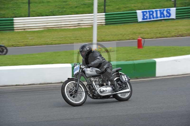 Mallory park Leicestershire;Mallory park photographs;Motorcycle action photographs;classic bikes;event digital images;eventdigitalimages;mallory park;no limits trackday;peter wileman photography;vintage bikes;vintage motorcycles;vmcc festival 1000 bikes