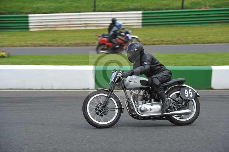 Mallory park Leicestershire;Mallory park photographs;Motorcycle action photographs;classic bikes;event digital images;eventdigitalimages;mallory park;no limits trackday;peter wileman photography;vintage bikes;vintage motorcycles;vmcc festival 1000 bikes