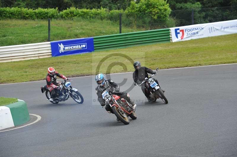 Mallory park Leicestershire;Mallory park photographs;Motorcycle action photographs;classic bikes;event digital images;eventdigitalimages;mallory park;no limits trackday;peter wileman photography;vintage bikes;vintage motorcycles;vmcc festival 1000 bikes