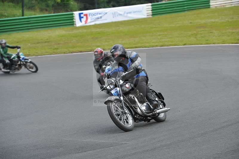Mallory park Leicestershire;Mallory park photographs;Motorcycle action photographs;classic bikes;event digital images;eventdigitalimages;mallory park;no limits trackday;peter wileman photography;vintage bikes;vintage motorcycles;vmcc festival 1000 bikes