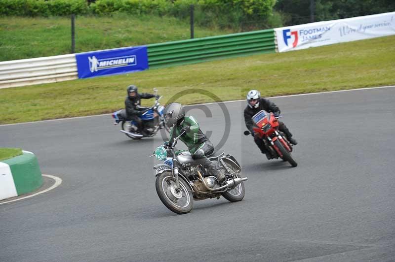 Mallory park Leicestershire;Mallory park photographs;Motorcycle action photographs;classic bikes;event digital images;eventdigitalimages;mallory park;no limits trackday;peter wileman photography;vintage bikes;vintage motorcycles;vmcc festival 1000 bikes